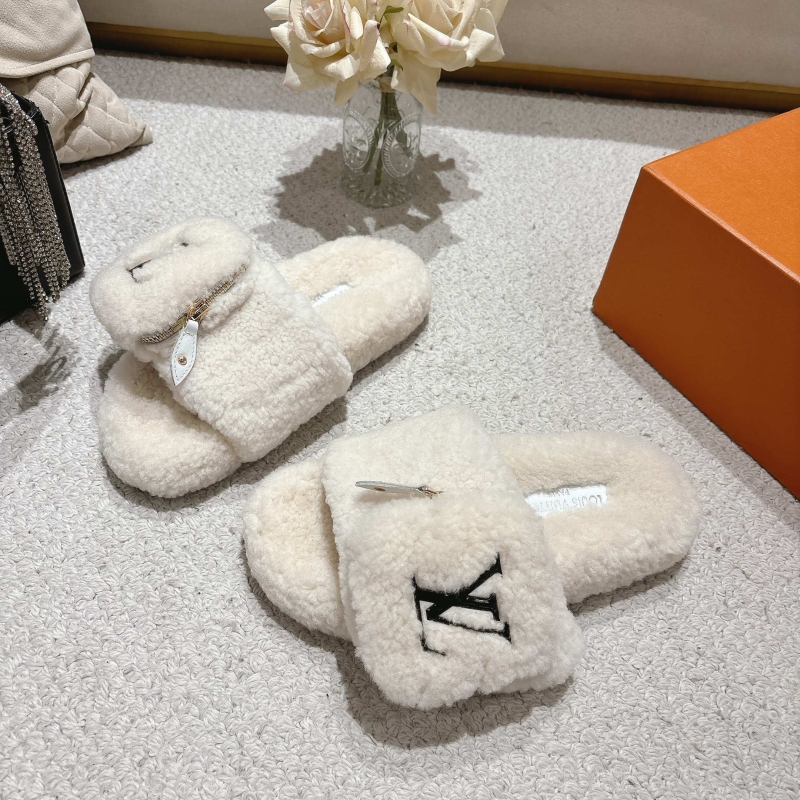 l0vis Vvtt0n slippers